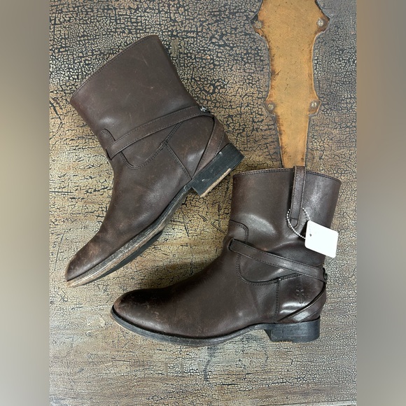 Frye Lindsay Plate Short Distressed Dark Brown Boot - Picture 7 of 9